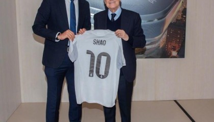 九游官网-国足主帅的排面！45岁邵佳一造访皇马 与老佛爷合影+获赠10号球衣