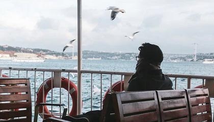 九游官网app下载-老马遗体告别前女友被拒 白发前经纪人和弟弟抬棺